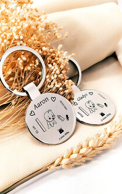 Porte-clés gravé comme cadeau de naissance
